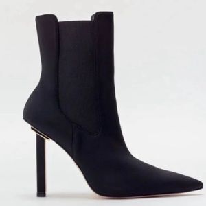 - NEW Good American kickstand Boots SZ 6!